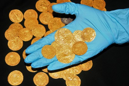 Moedas Tudor encontradas em Hampshire, no Reino Unido