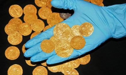 Moedas de ouro e tesouros medievais são descobertos no Reino Unido em lockdown