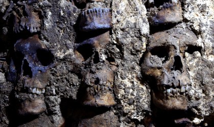 Arqueólogos descobrem fachada de torre asteca feita com crânio humano