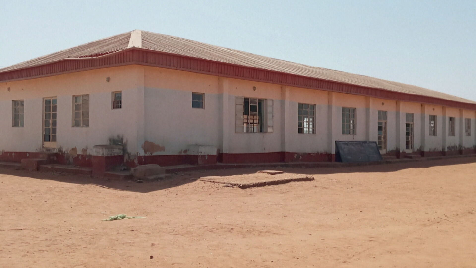 A polícia da Nigéria suspeita de sequestro em escola após ataque