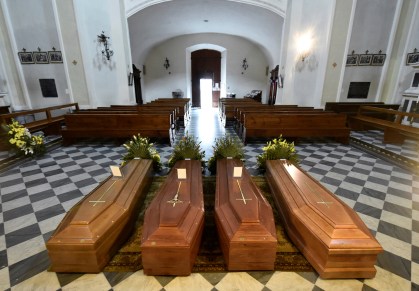 Caixões em igreja perto de Bergamo, na Lombardia, na Itália