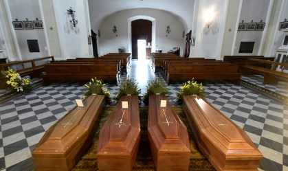 Caixões em igreja perto de Bergamo, na Lombardia, na Itália