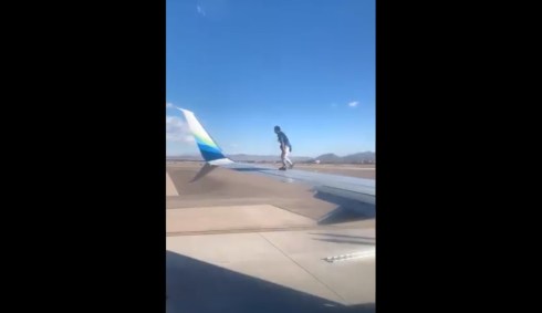 Um vídeo gravado por um passageiro mostra o homem caminhando pela asa do avião
