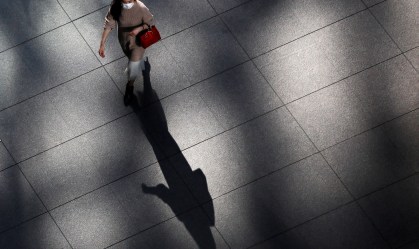 Mulher caminha de máscara pelo centro de Tóquio, no Japão