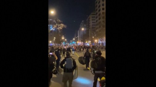 Momento em que os grupos anti e pró-Trump se encontraram