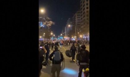 Manifestantes anti e pró-Trump entram em confronto nos EUA; 4 são esfaqueados