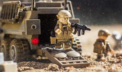 A LEGO não produz armamentos modernos, mas aficionados criam modelos próprios