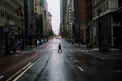 A Quinta Avenida, em Nova York, EUA, quase deserta em meio à pandemia do novo co