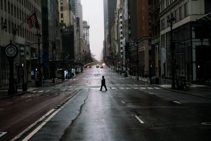 A Quinta Avenida, em Nova York, EUA, quase deserta em meio à pandemia do novo co