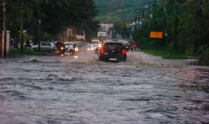 Temporal deixa 175 mil pessoas sem energia em Porto Alegre