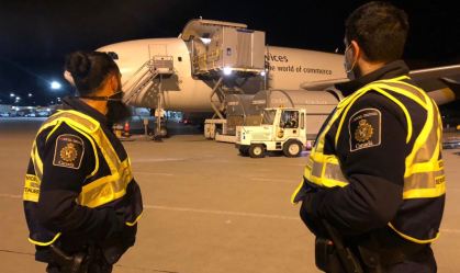 Justin Trudeau postou imagem de avião descarregando os 1ºs lotes de vacinas