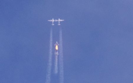 Imagem de teste de voo abortado pela Virgin Galactic no sábado (12)