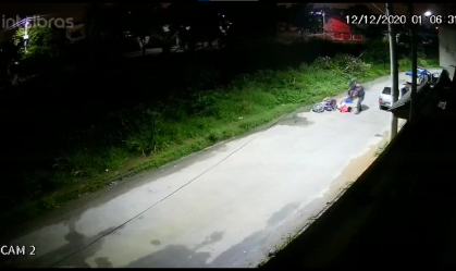 Câmera de segurança capturou o momento em que os jovens foram abordados por PMs