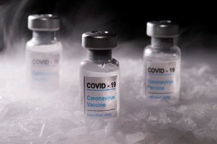 Frascos rotulados de vacina contra Covid-19 em foto de ilustração