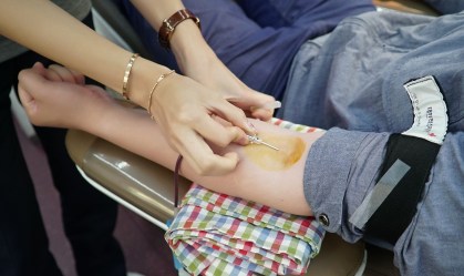 Inglaterra flexibiliza regras para doação de sangue de homens gays e bissexuais