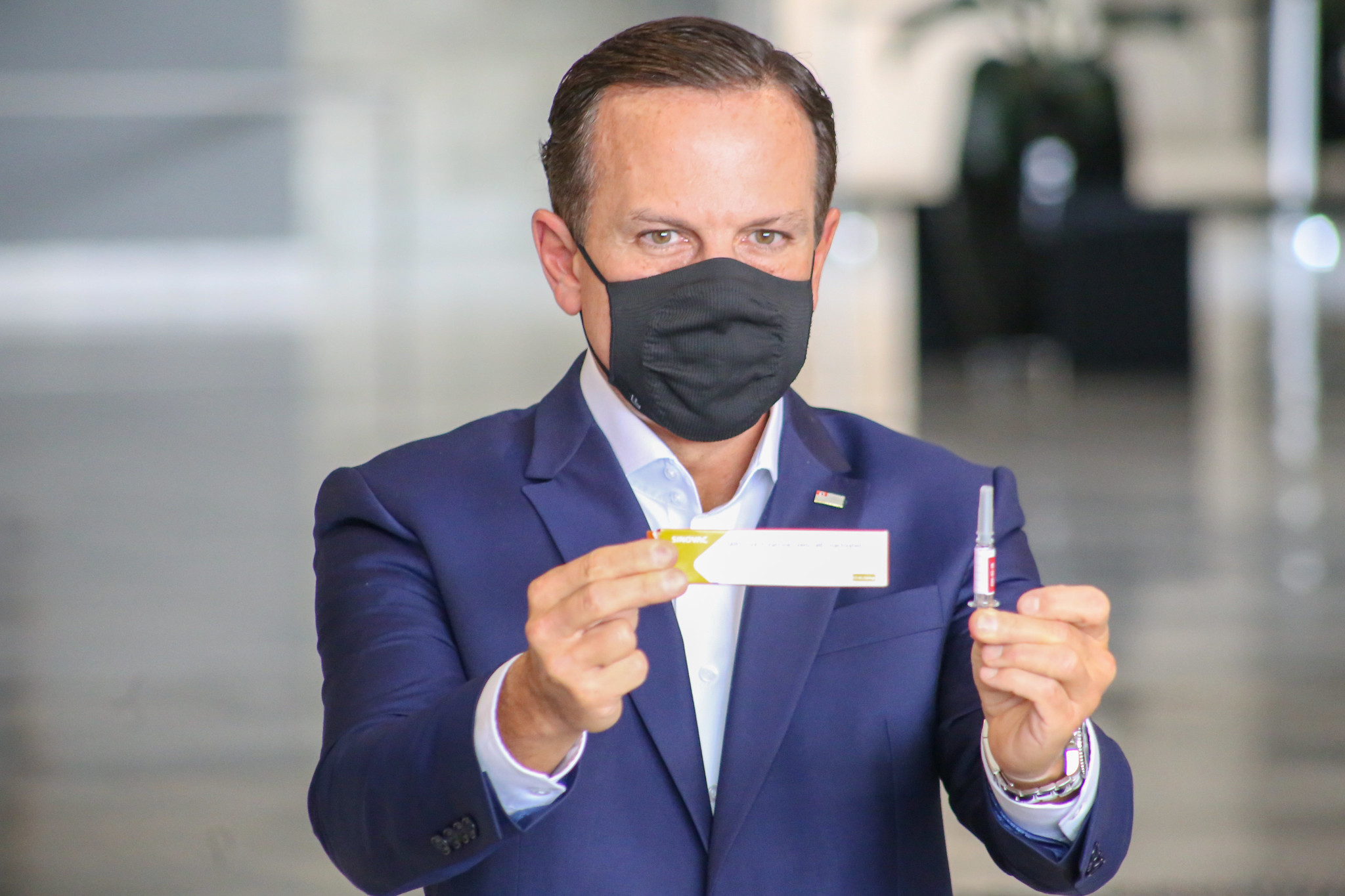 João Doria segura dose da Coronavac em entrevista no Palácio dos Bandeirantes