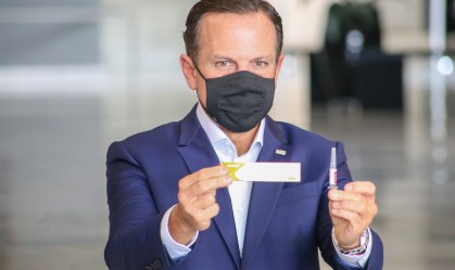 João Doria segura dose da Coronavac em entrevista no Palácio dos Bandeirantes