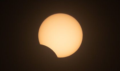 Céu de outubro terá eclipse parcial do Sol e maior Superlua do ano