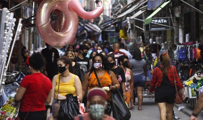 Consumidores fazem compras em rua comercial do Rio de Janeiro 