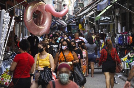 Consumidores fazem compras em rua comercial do Rio de Janeiro 