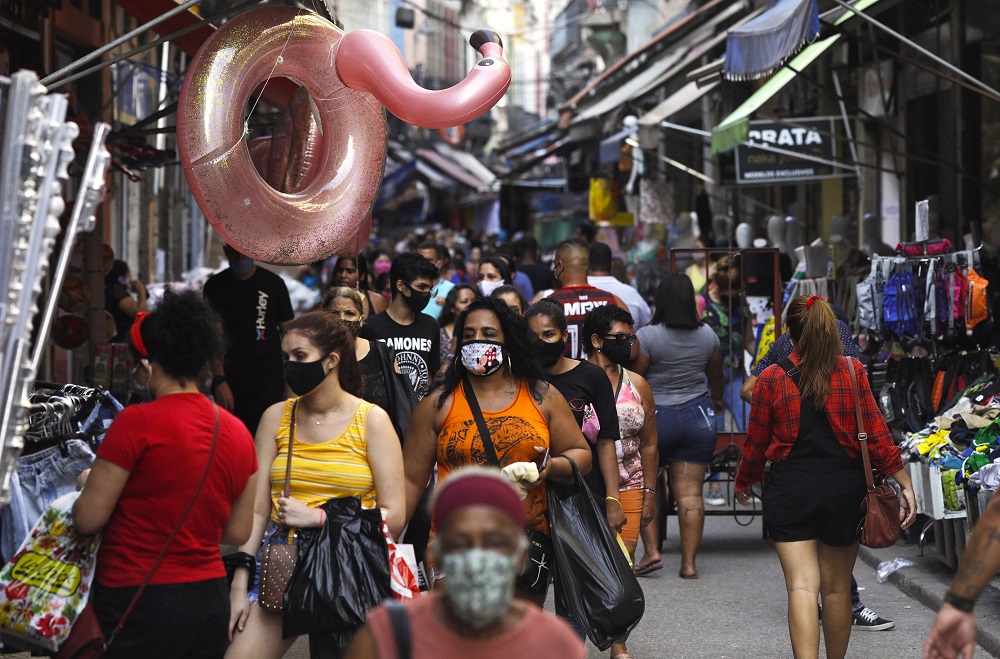 Consumidores fazem compras em rua comercial do Rio de Janeiro 