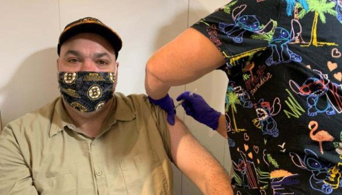 Trabalhadores da limpeza recebem vacina