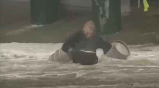 Mulher se joga ao mar na Austrália
