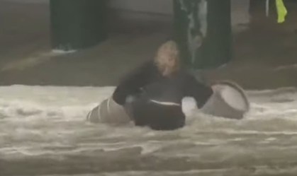 Mulher se joga em mar revolto para salvar barris de cerveja na Austrália