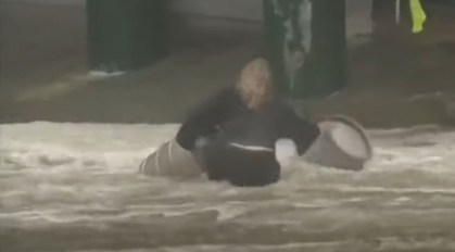 Mulher se joga ao mar na Austrália