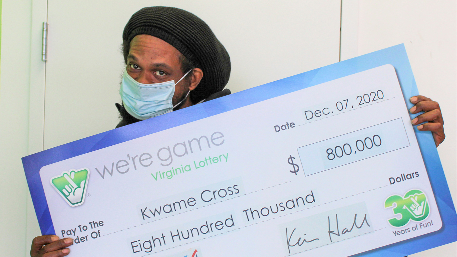 Kwame Cross comprou 160 bilhetes de loteria, que lhe renderam 800 mil dólares