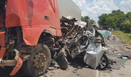 Acidente com três caminhões, caminhonete e ônibus deixa ao menos 4 mortos em GO