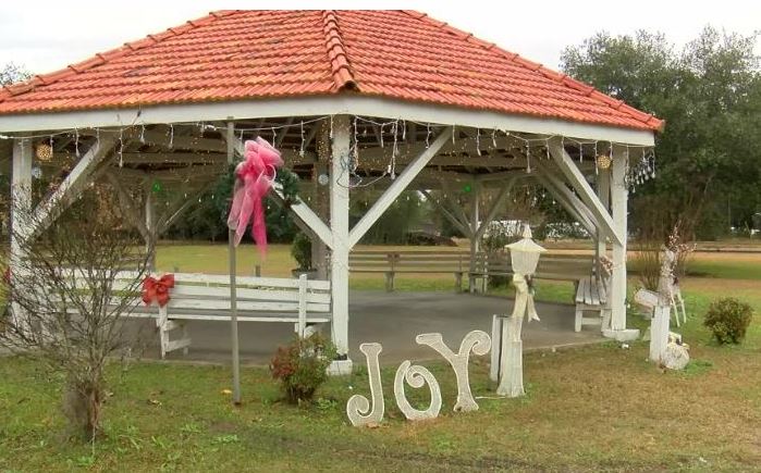 Pavilhão em Ludowici, na Geórgia, onde aconteceu cerimônia natalina com dezenas 