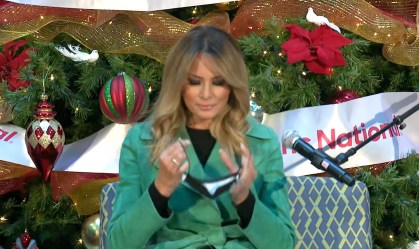 Melania quebra regra de hospital infantil e tira máscara para ler para pacientes