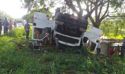 Acidente com van na Avenida Brasil, no Rio, deixa um morto e 15 feridos