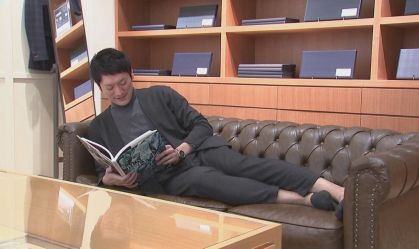 No Japão, 'pijama social' é aposta para atualizar o look do home office