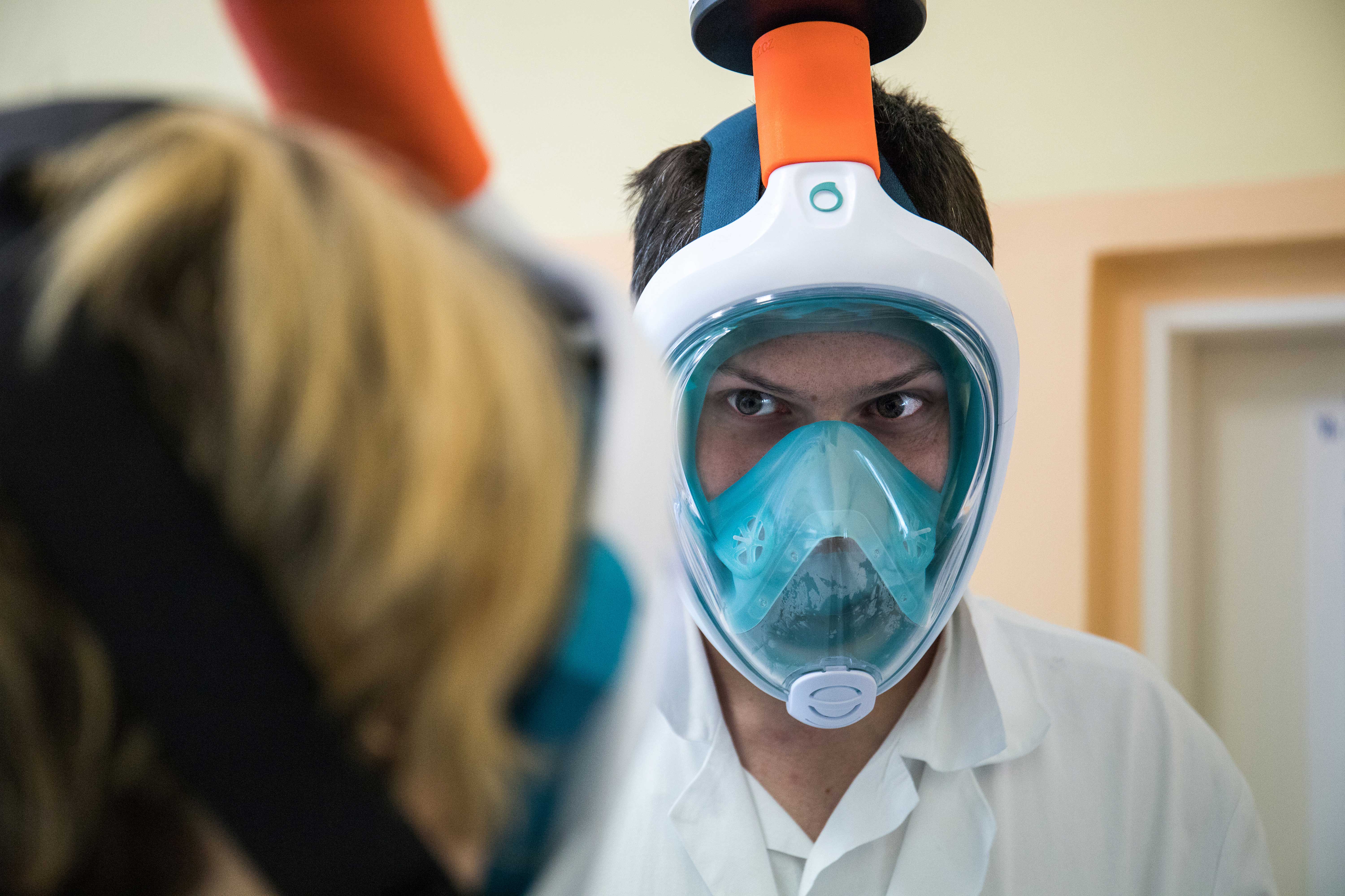 Médico usa máscara de snorkel em hospital de Praga, República Tcheca 