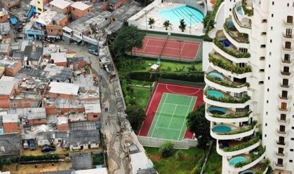 Imagem mostra a diferença entre a favela de Paraisópolis e o bairro do Morumbi e