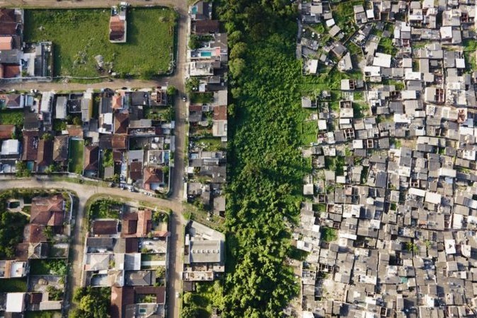 Imagem mostra a desigualdade na cidade do Guarujá, no litoral de São Paulo
