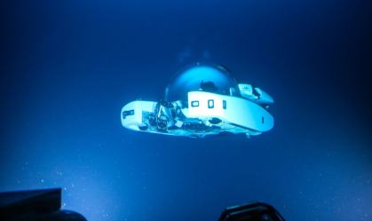 Submarino de cobertura transparente mergulha a até mil metros de profundidade