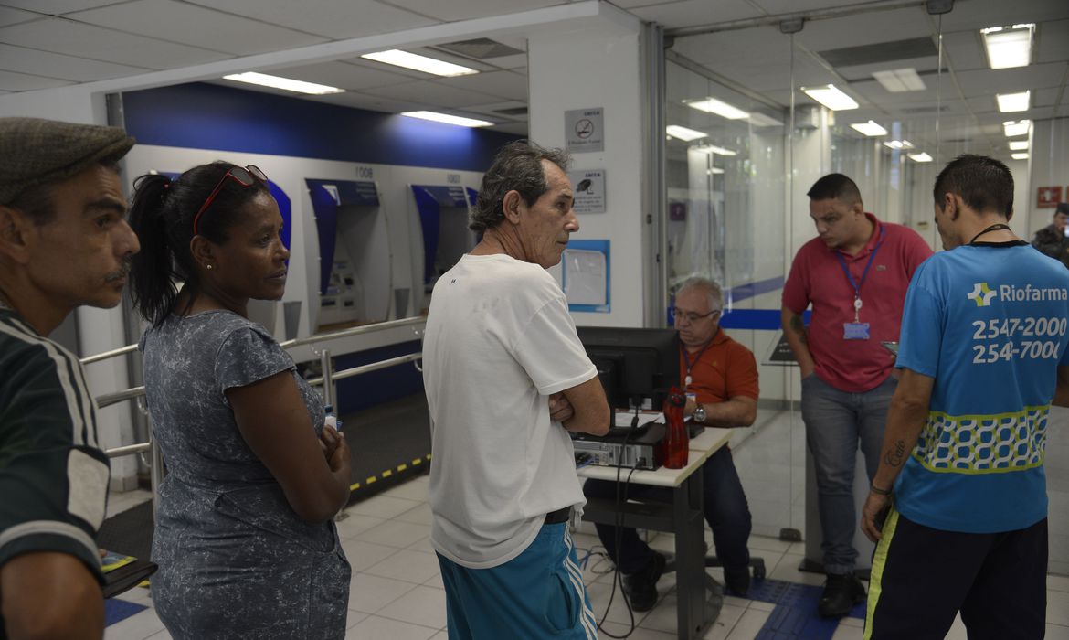 Fila para saque do FGTS 