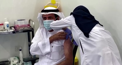 Ministro da saúde da Arábia, Tawfiq Al Rabiah, recebe dose da vacina da Pfizer