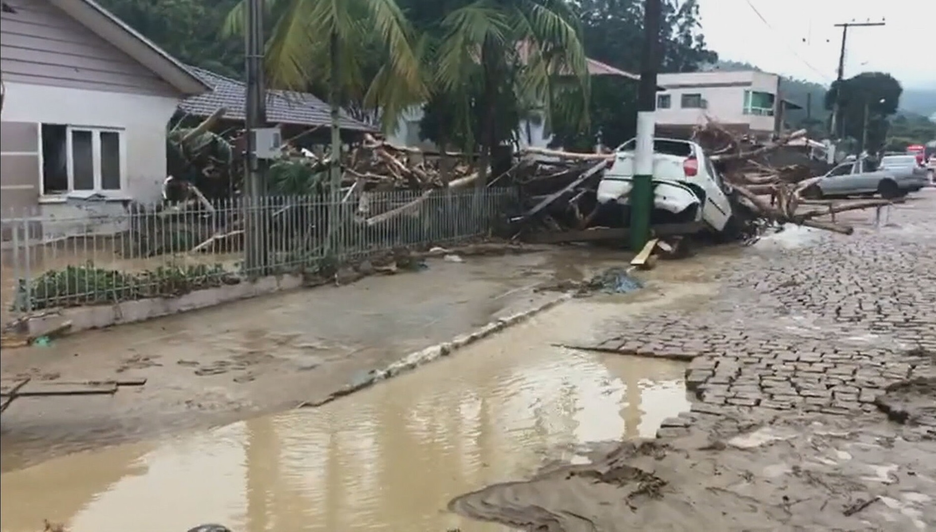 SC: Tempestade deixa 10 mortos e 20 desaparecidos