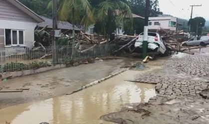 Tempestade em Santa Catarina deixa mortos e desaparecidos