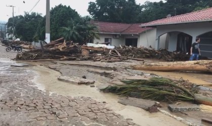 Sobe para 14 o número de mortos após temporal em Santa Catarina