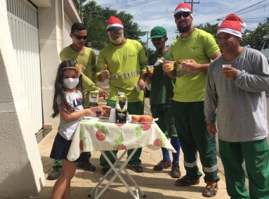 Sofia Tolini, de 6 anos, organiza café da manhã para coletores de lixo