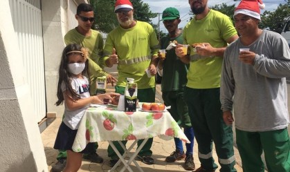 Menina de 6 anos organiza café da manhã para coletores de lixo no interior de SP