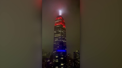 Empire State Building iluminado na cor vermelha