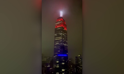 Empire State é iluminado em homenagem a socorristas que enfrentam o coronavírus