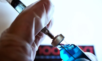 Médico tem reação alérgica grave à vacina da Moderna contra Covid-19
