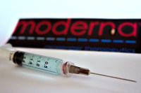 Agência dos EUA aprova nova geração de vacina da Moderna contra Covid